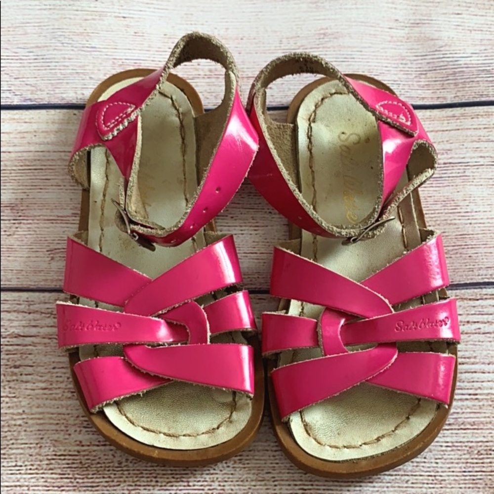 Pink patent sunsans saltwater